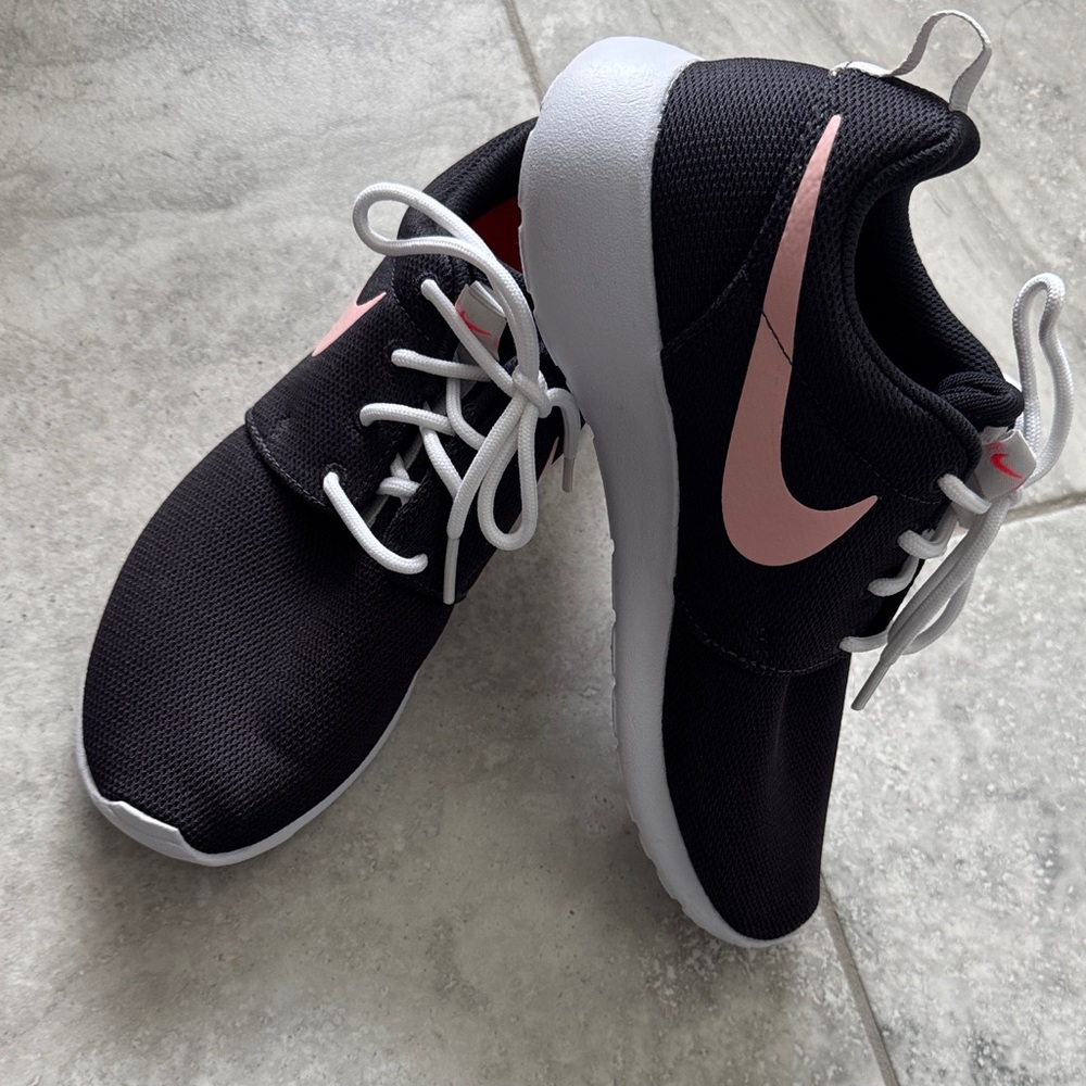 Nike Roshe One Women’s Sneakers with Pink Swoosh and White Soles size 7